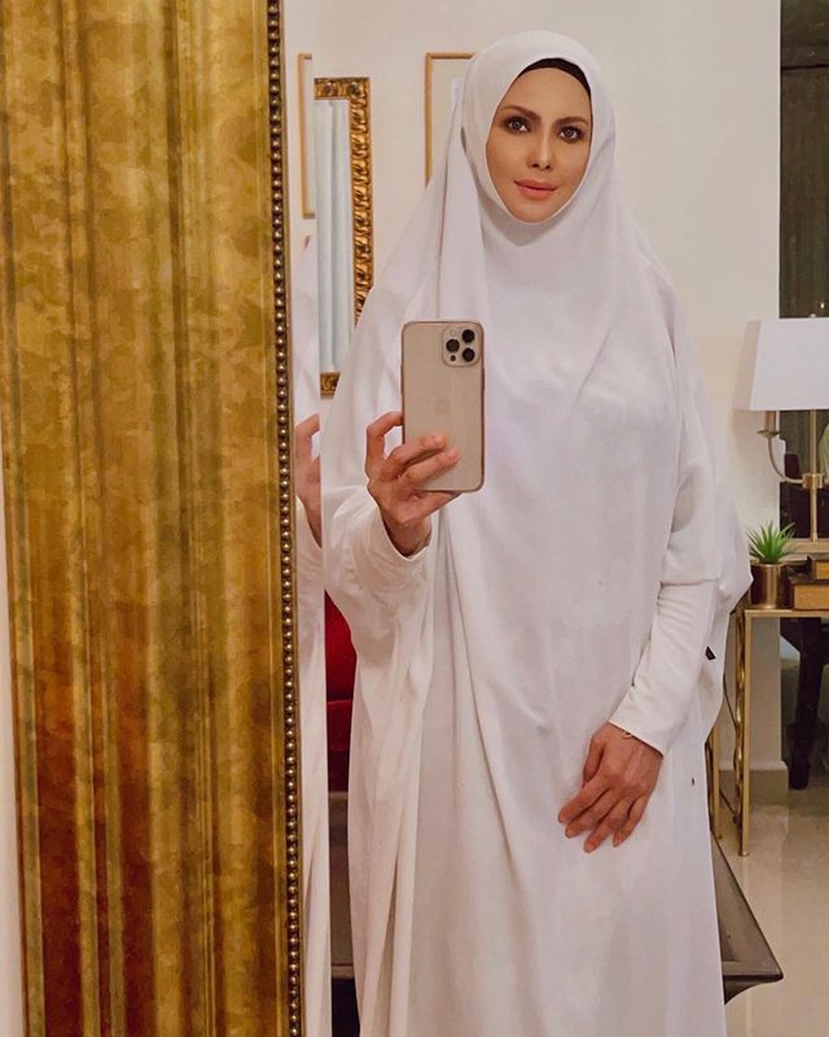 Media sosial dihebohkan oleh pernikahan seorang nenek cantik awet muda dengan berondong lebih muda 13 tahun&period; Yuk intip&excl;