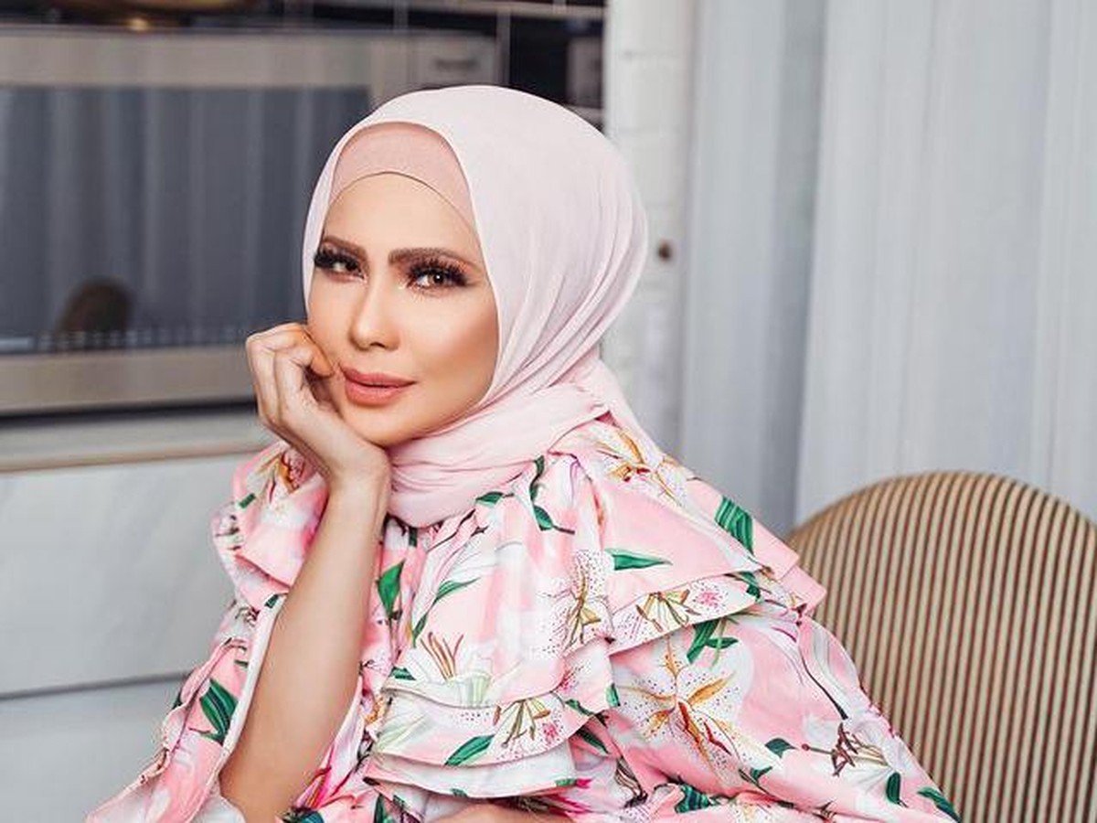 Media sosial dihebohkan oleh pernikahan seorang nenek cantik awet muda dengan berondong lebih muda 13 tahun&period; Yuk intip&excl;