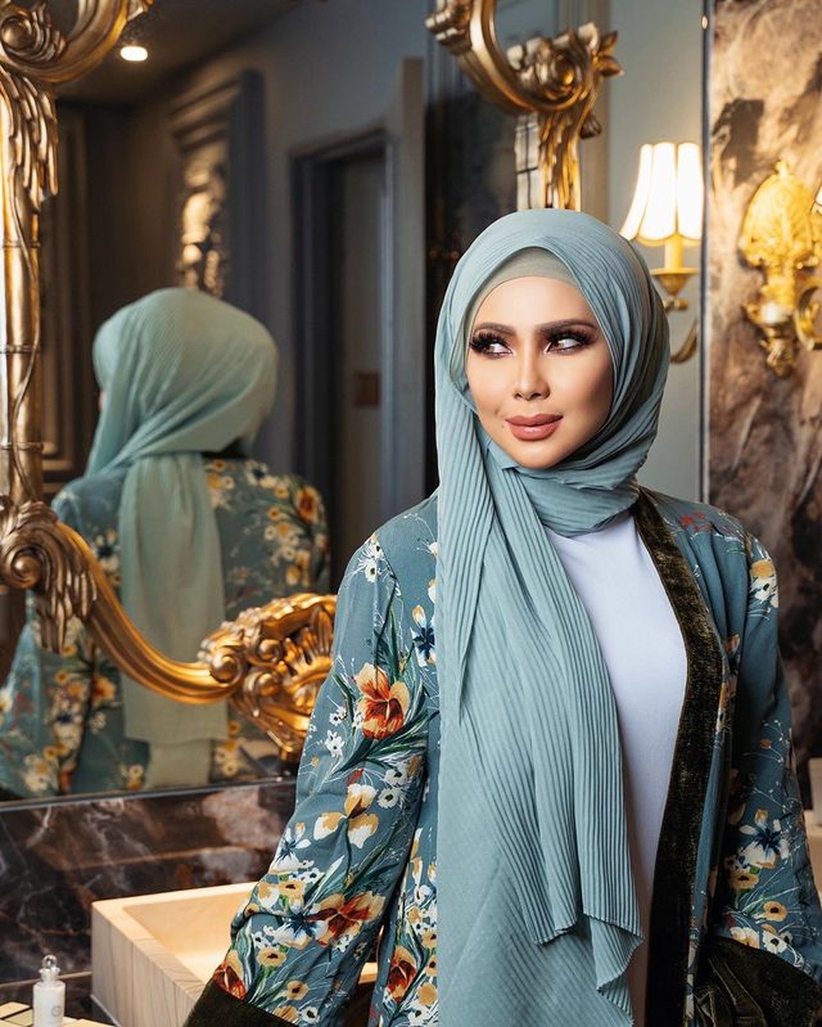 Media sosial dihebohkan oleh pernikahan seorang nenek cantik awet muda dengan berondong lebih muda 13 tahun&period; Yuk intip&excl;