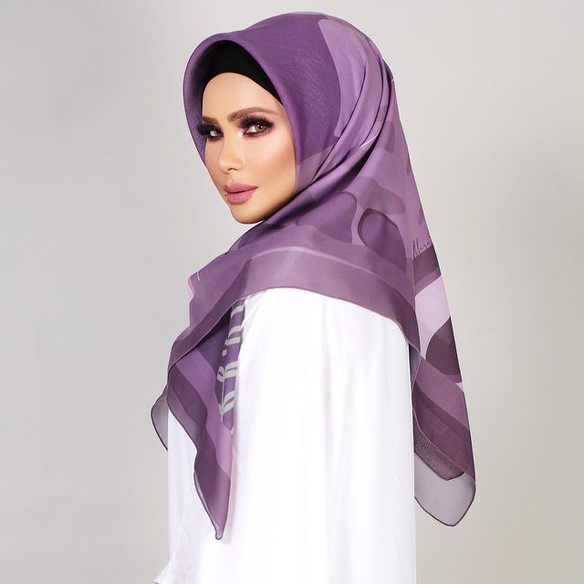 Media sosial dihebohkan oleh pernikahan seorang nenek cantik awet muda dengan berondong lebih muda 13 tahun&period; Yuk intip&excl;