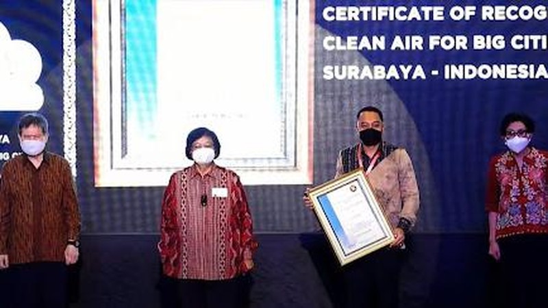 Pemerintah Kota Surabaya meraih dua penghargaan di bidang lingkungan tingkat Nasional dan ASEAN.