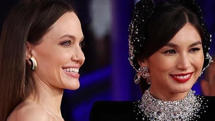 Adu Gaya Angelina Jolie dan Gemma Chan di Premiere Film 'Eternals', Glamor vs Edgy Siapa Favoritmu? Adu Gaya Angelina Jolie dan Gemma Chan di Premiere Film 'Eternals', Glamor vs Edgy Siapa Favoritmu?