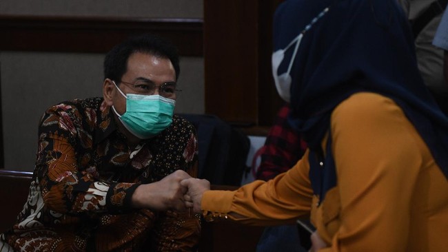 Mantan Wakil Ketua DPR Azis Syamsuddin buka suara dalam sidang dugaan suap Stepanus Robin, terkait fakta persidangan dirinya memiliki 8 orang pegangan di KPK.