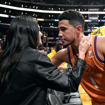 Kendall Jenner Cium Pacar untuk Pertama Kali di Depan Umum