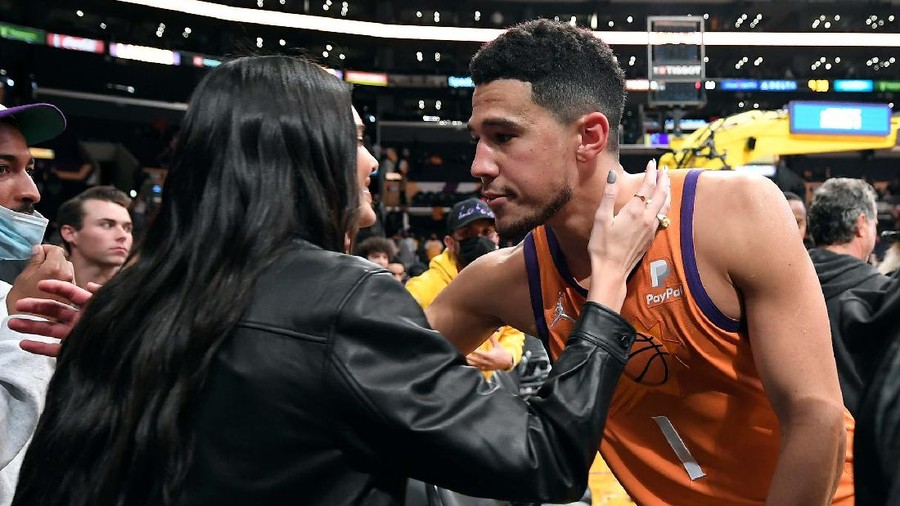 Biasa Tertutup, Kendall Jenner Cium Pacar untuk Pertama Kali di Publik