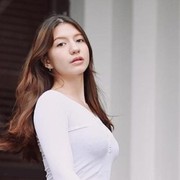 Contek Gaya Kasual Cassandra Lee dengan Busana Model Crop Top yang Modis Abis!