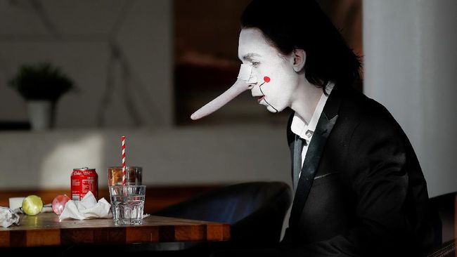Cosplay kerap dipandang sebelah mata sebagai hobi yang aneh dan hanya menghambur-hamburkan uang.