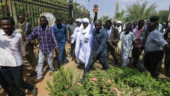 Kronologi Kudeta Militer Sudan hingga PM Jadi Tahanan Rumah Kudeta Sudan terjadi imbas dari krisis politik yang terjadi di negara Afrika Utara itu selama bertahun-tahun.