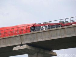 Tabrakan, Kereta LRT Jabodebek Dievakuasi Malam Ini hingga Rabu