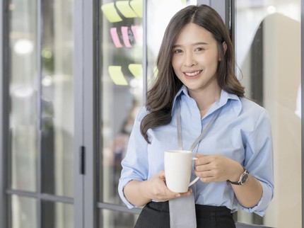 Inspirasi Fashion ke Kantor ala Wanita Karier SCBD, Lanyard Branded Jangan Ketinggalan Bun