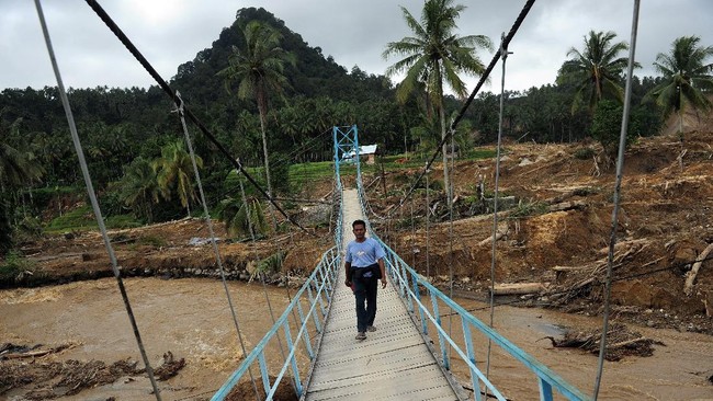 Gubernur Jatim Khofifah mengatakan jembatan gantung tersebut merupakan jalan penghubung masyarakat dari Kecamatan Pajarakan ke Kraksaan, Probolinggo.