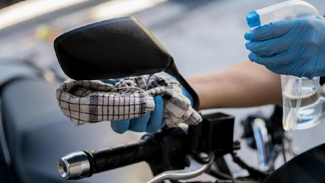 Cara menghilangkan bekas stiker di motor ini tak akan menggores cat dan meninggalkan baret, cukup dengan menggunakan bahan sederhana yang tersedia di rumah.