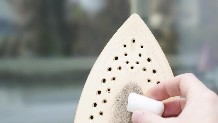 Cleaning the iron with a special pencil. Elimination of dirt on the iron, burnt cloth.