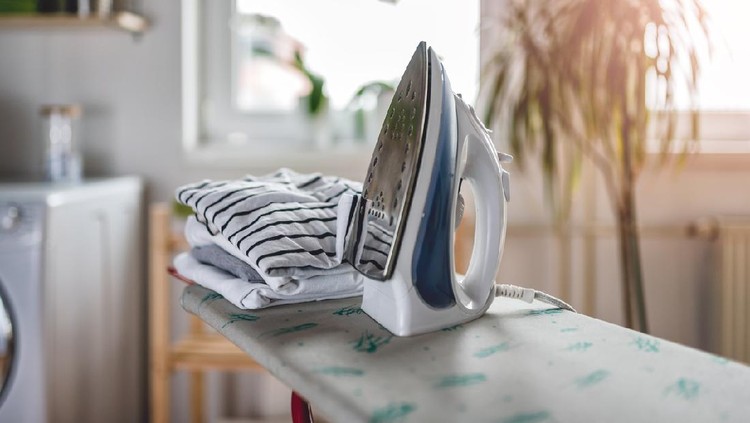 Cleaning the iron with a special pencil. Elimination of dirt on the iron, burnt cloth.