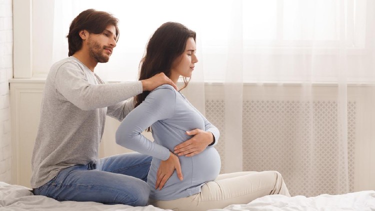 Ilustrasi suami pijat istri hamil yang sedang kontraksi