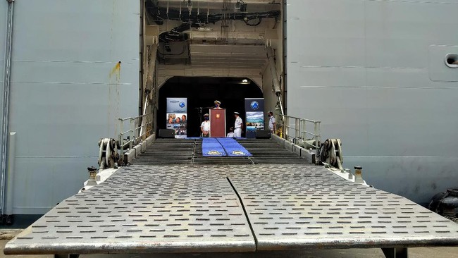 Kapal perang terbesar Australia HMAS Canberra merapat ke pelabuhan Tanjung Priok, namun para kru tak bisa turun.