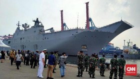 Kapal Perang Terbesar Australia Berlabuh di Jakarta