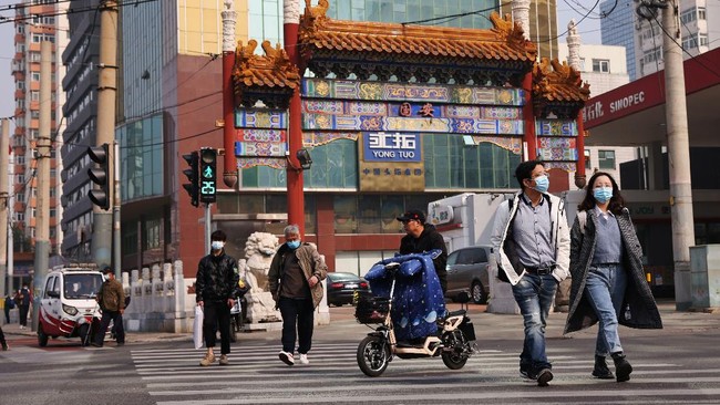 Pemerintah China menutup sebuah mal besar di Ibu Kota Beijing setelah salah satu pengunjungnya kedapatan menjalin kontak erat dengan pasien Covid-19.