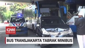 VIDEO: Bus Transjakarta Tabrak Minibus