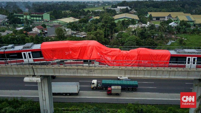 Tabrakan kereta lintas rel terpadu (LRT) Jabodebek di antara Stasiun Harjamukti-Stasiun Ciracas, Senin (25/10) mengakibatkan masinis terluka ringan.