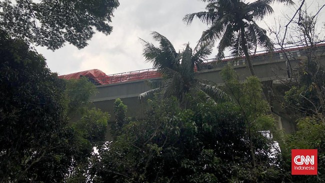 Sejumlah petugas langsung memeriksa kondisi LRT Jabodebek yang tabrakan saat uji coba di jalur layang ruas Munjul, Cibubur, Jakarta Timur, Senin (25/10).