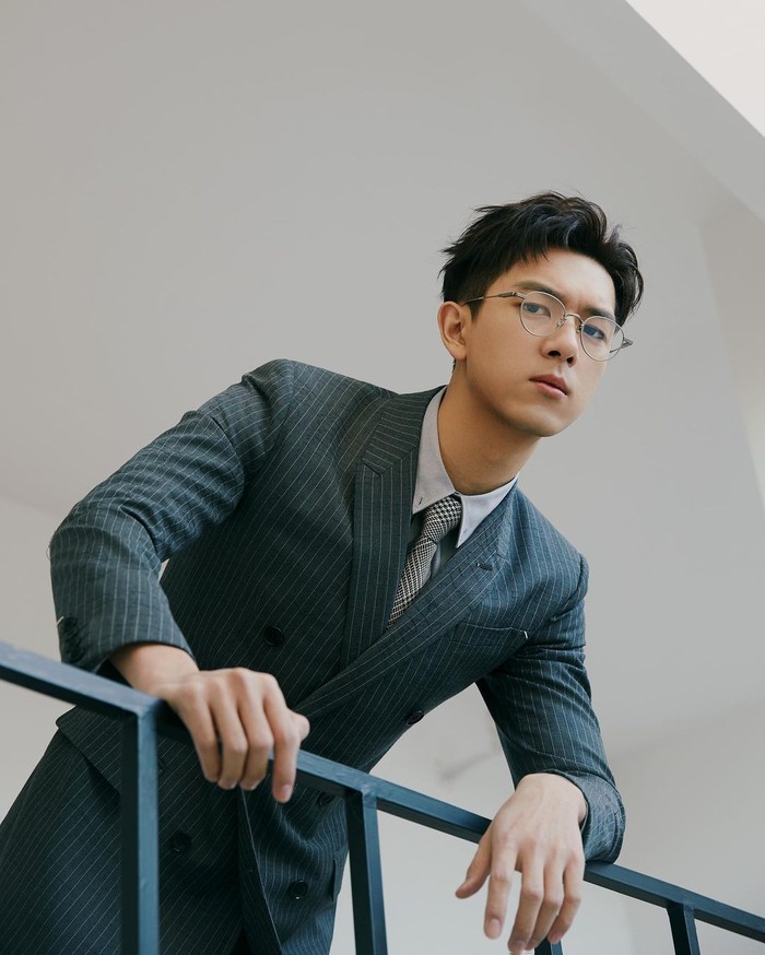 Li Xian memulai karirnya dalam film Feng Shui (2012) yang disutradarai oleh dosennya. Di tahun 2013, dia mengambil peran dalam film garapan Andy Lau yang berjudul Singing When We're Young (2013). /Foto: instagram.com/@mr.lixian
