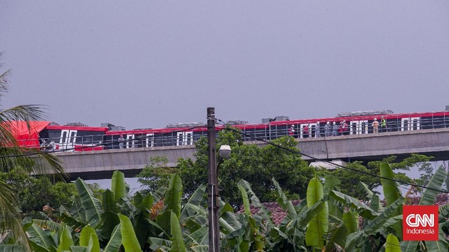 Petugas Pemadam Kebakaran Jakarta Timur belum bisa memberikan informasi detail soal kronologi tabrakan LRT Jabodebek di jalur layang ruas Munjul, Cibubur.