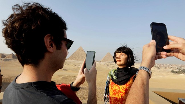 FOTO: Pameran Seni Kontemporer Pertama di Piramida Giza