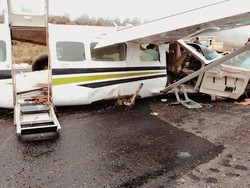 Pesawat Kecelakaan di Bandara Ilaga Papua Dievakuasi ke Pinggir Landasan