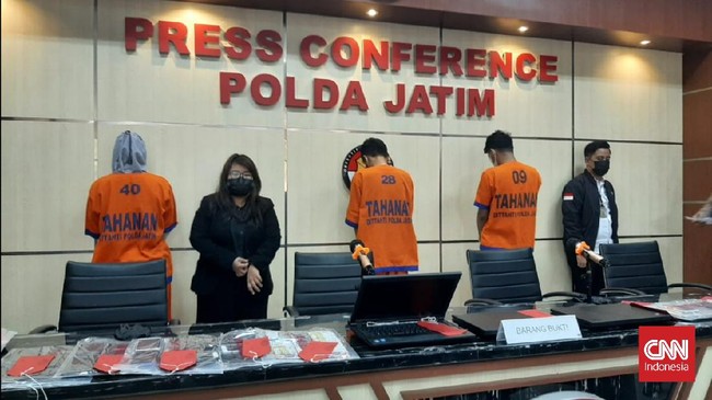 Polda Jatim menetapkan tiga orang tersangka kasus pinjaman online (pinjol) ilegal PT DSI yang berkantor di Jalan Raya Satelit Indah, Kota Surabaya.