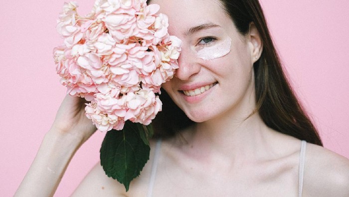 BeauPicks: 5 Eye Cream Terbaru dari Brand Lokal untuk Atasi Kerutan dan Mata Panda! BeauPicks: 5 Eye Cream Terbaru dari Brand Lokal untuk Atasi Kerutan dan Mata Panda!