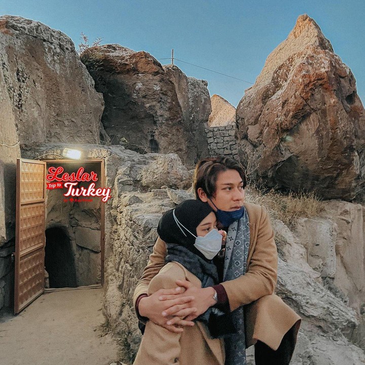 <p>Baik Lesti dan Billar, keduanya membagikan keseruan di Turki melalui Instagram. (Foto: Instagram @rizkybillar)</p>