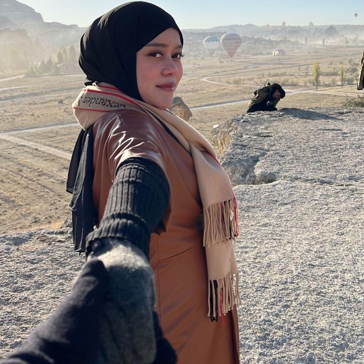 <p>Asyik ya, Bunda. Kita doakan semoga kehamilan hingga persalinan Lesti nantinya berjalan dengan lancar ya, Bunda. (Foto: Instagram @rizkybillar)</p>