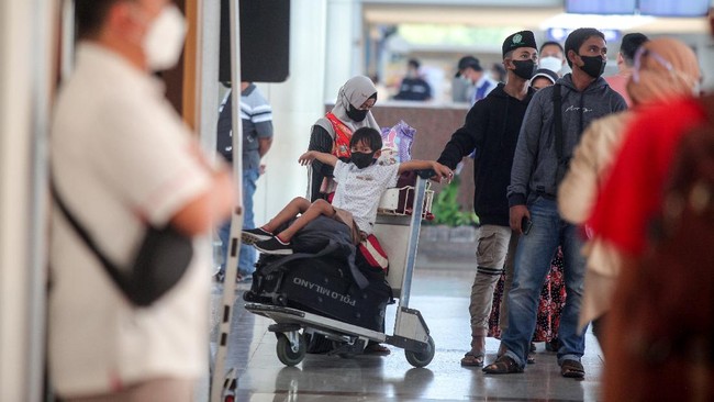 Kemenhub mengeluarkan aturan terbaru bagi penumpang pesawat jelang mudik lebaran 2022, termasuk bagi anak di bawah 6 tahun. Berikut rinciannya.