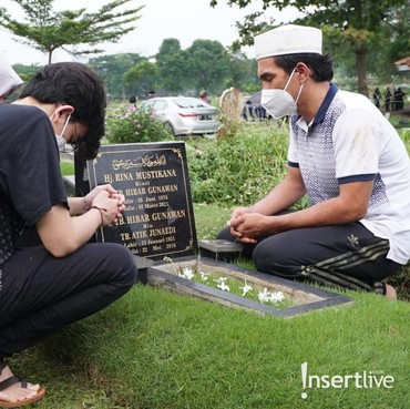 7 Momen Teddy Syah Kebumikan Ibu Mertua & Nyekar Makam Rina Gunawan