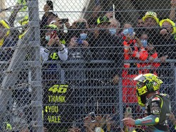 Helm yang Dilempar Rossi Bernilai Rp 1,6 Miliar, Fans Beruntung Ini Auto Kaya