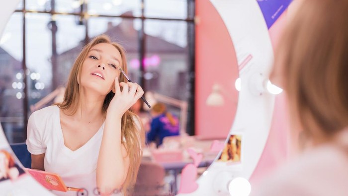 Sewajarnya Saja Ya, Ini Lho Tanda Kamu Sudah Ketergantungan Makeup