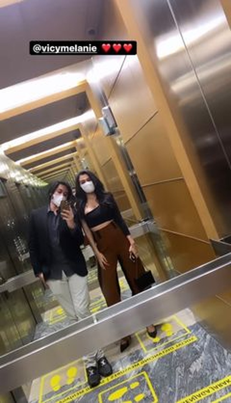 Kevin Aprilio dan istri tercinta, Vicy Melanie tampak makan malam romantis merayakan ulang tahun pernikahan ke-1. Yuk intip!
