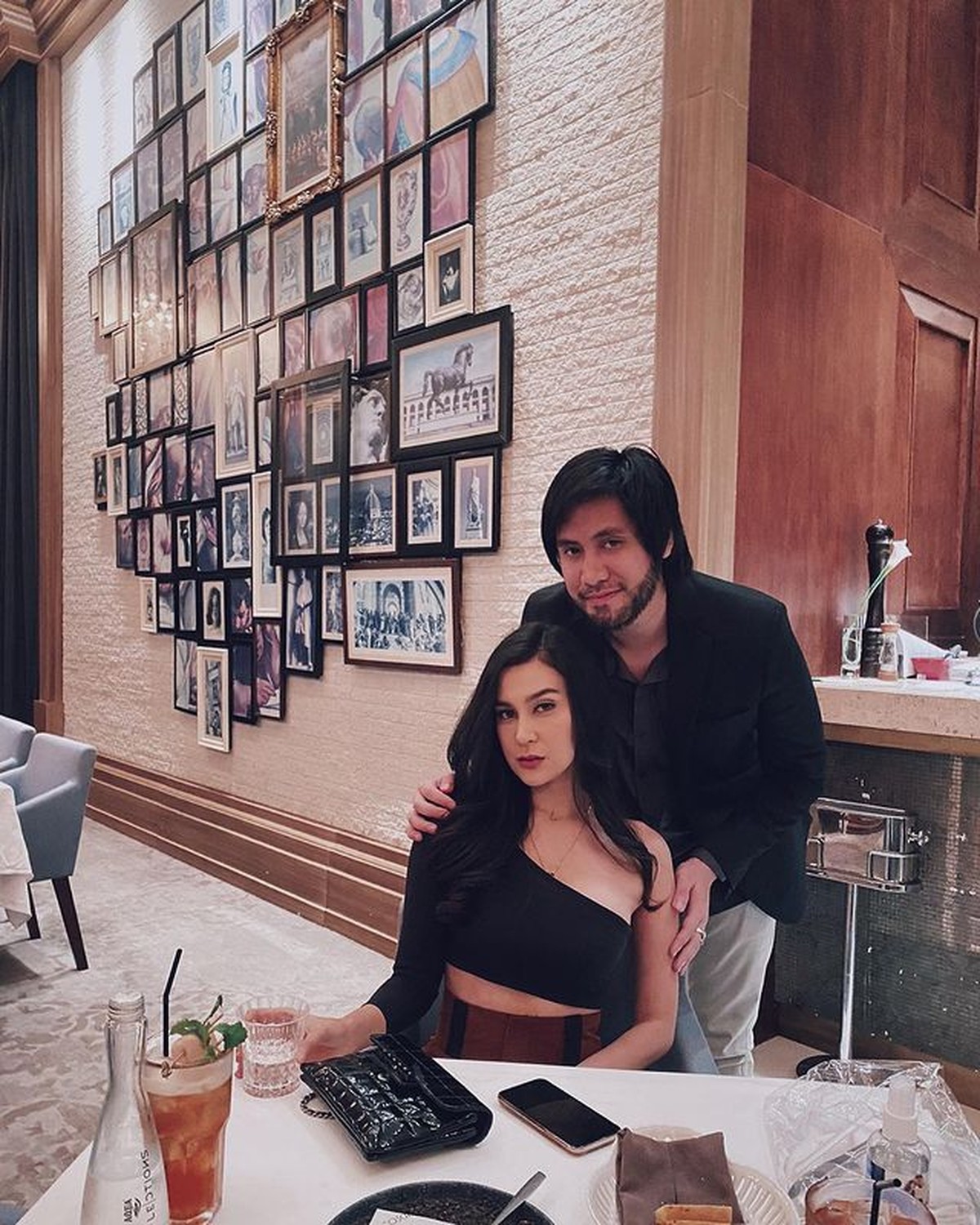 Kevin Aprilio dan istri tercinta&comma; Vicy Melanie tampak makan malam romantis merayakan ulang tahun pernikahan ke-1&period; Yuk intip&excl;