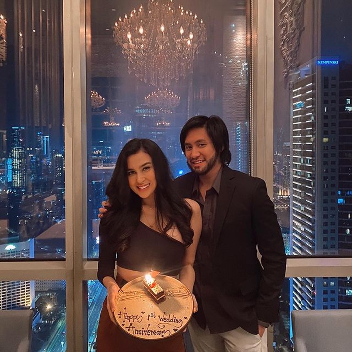 Kevin Aprilio dan istri tercinta&comma; Vicy Melanie tampak makan malam romantis merayakan ulang tahun pernikahan ke-1&period; Yuk intip&excl;