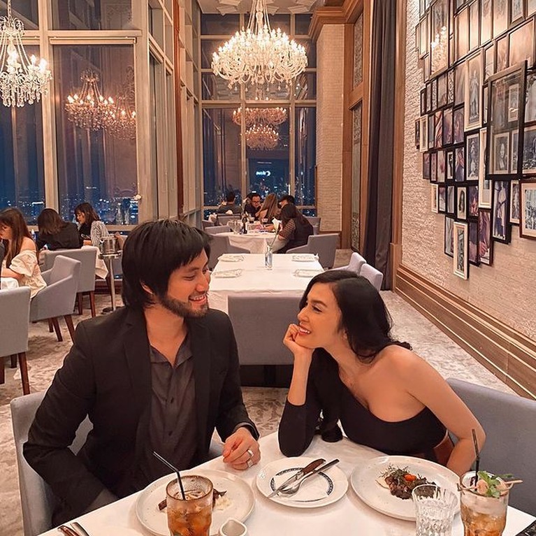 6 Momen Makan Malam Romantis Anniversary Pernikahan Kevin Aprilio & Vicy Melanie Kevin Aprilio dan istri tercinta, Vicy Melanie tampak makan malam romantis merayakan ulang tahun pernikahan ke-1. Yuk intip!