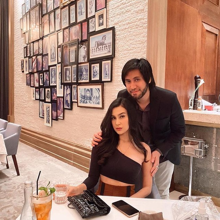 6 Momen Makan Malam Romantis Anniversary Pernikahan Kevin Aprilio & Vicy Melanie Kevin Aprilio dan istri tercinta, Vicy Melanie tampak makan malam romantis merayakan ulang tahun pernikahan ke-1. Yuk intip!