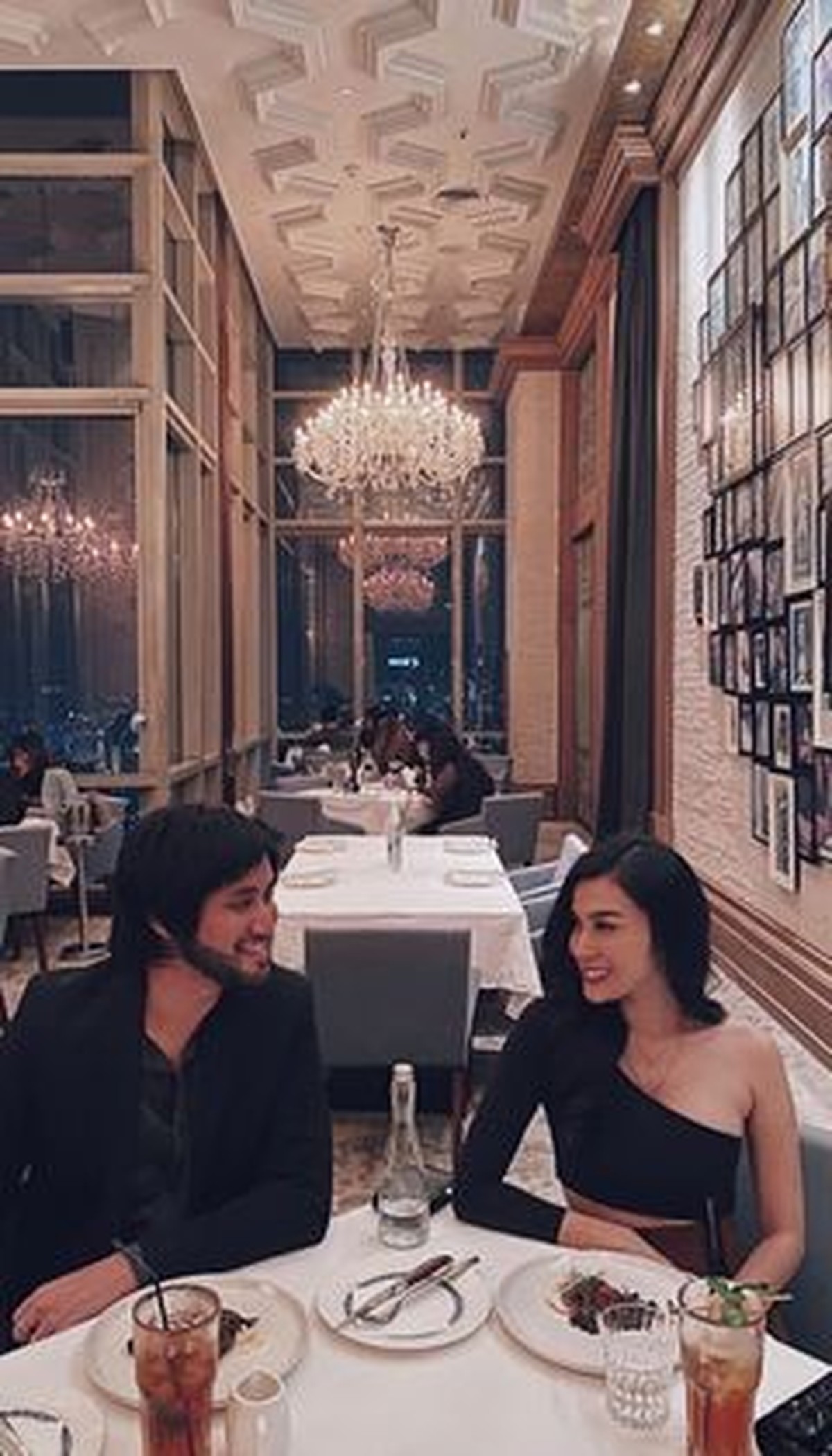 Kevin Aprilio dan istri tercinta&comma; Vicy Melanie tampak makan malam romantis merayakan ulang tahun pernikahan ke-1&period; Yuk intip&excl;