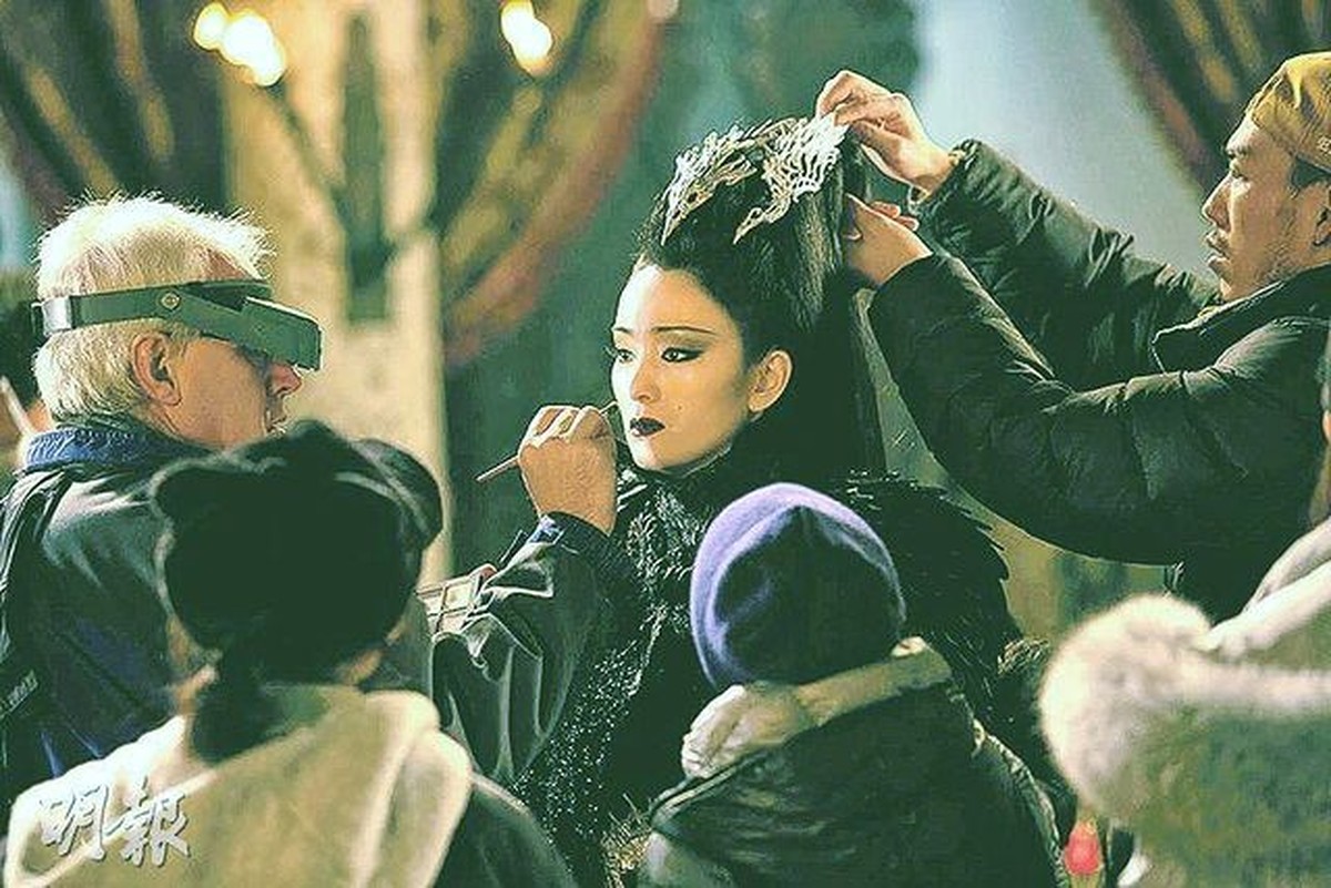 Artis China&comma; Gong Li sedang ramai jadi perbincangan karena melepas kewarganegaraan Singapura dan masuk daftar hitam&period; Yuk intip fotonya&excl;