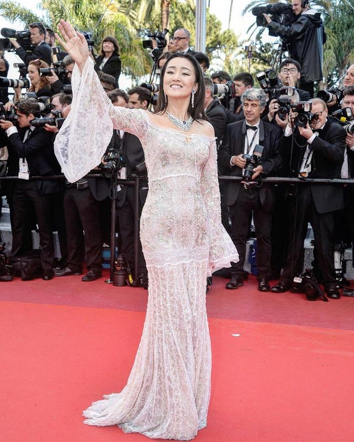 Artis China&comma; Gong Li sedang ramai jadi perbincangan karena melepas kewarganegaraan Singapura dan masuk daftar hitam&period; Yuk intip fotonya&excl;