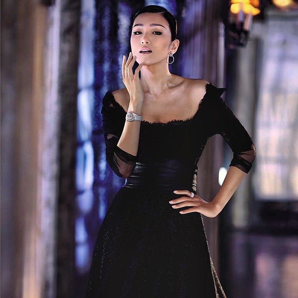 Artis China&comma; Gong Li sedang ramai jadi perbincangan karena melepas kewarganegaraan Singapura dan masuk daftar hitam&period; Yuk intip fotonya&excl;