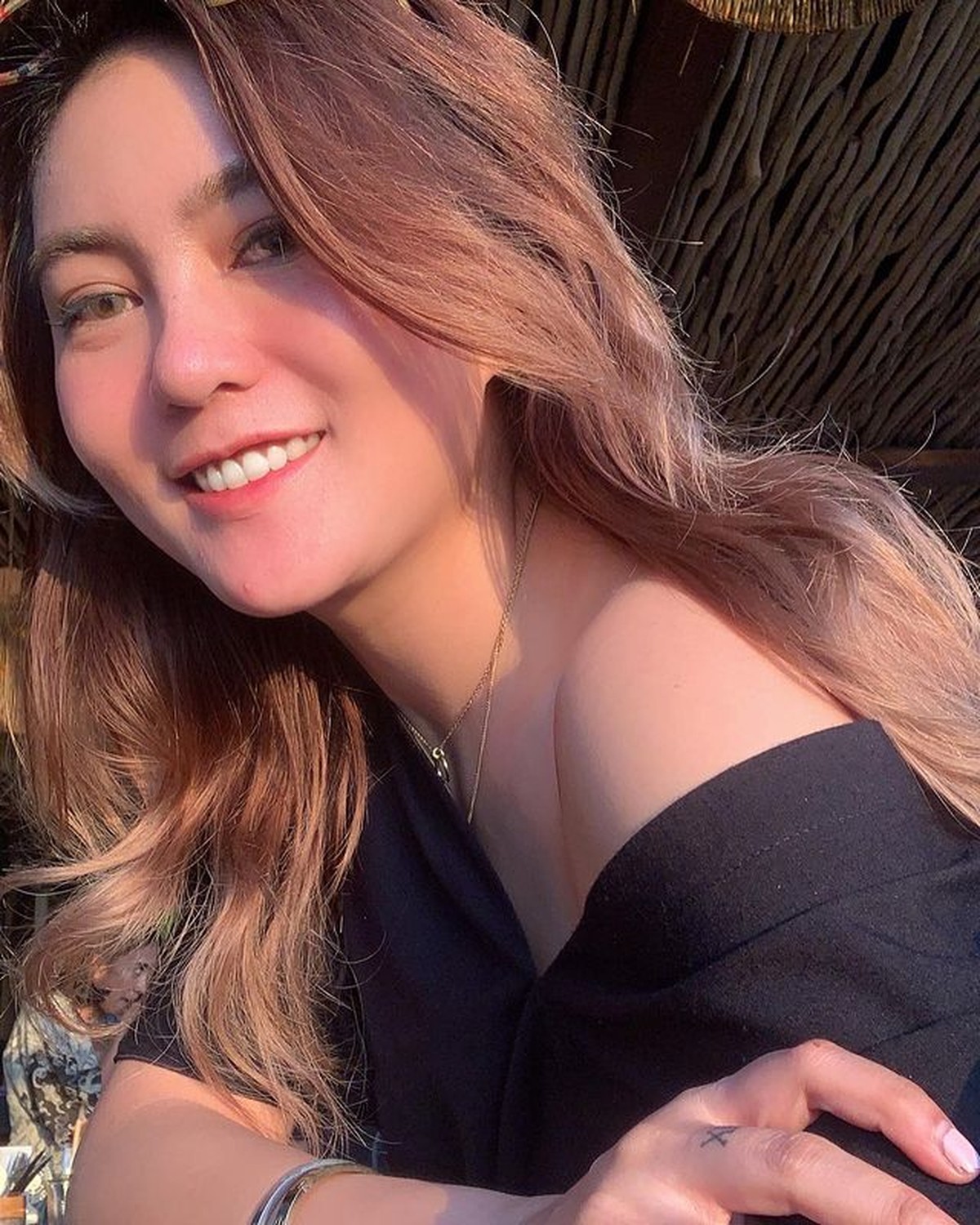 Nama Irena Fabiola sedang jadi sorotan karena suaminya diduga dekati Thalita Latief&period; Yuk kita intip potret Irena&excl;