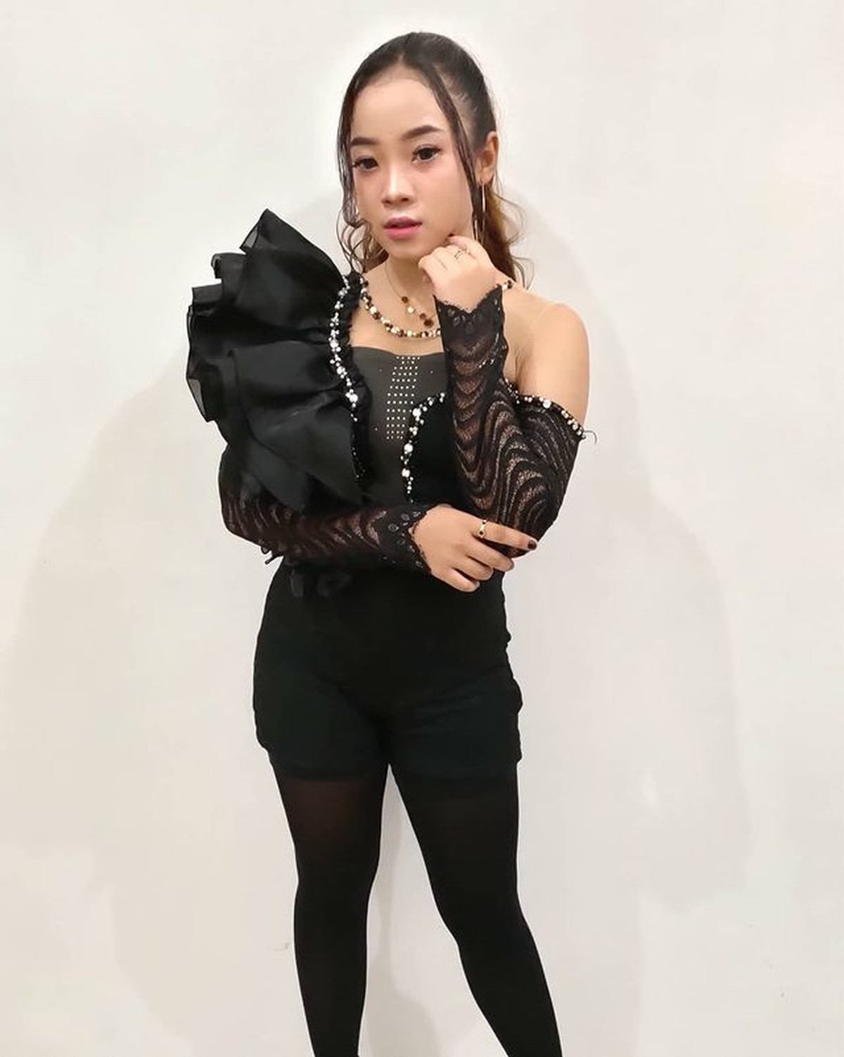 Nassar membuat heboh usai kedapatan mendekati gadis yang lebih mudah 15 tahun darinya&period; Yuk kita intip potret Findi&excl;