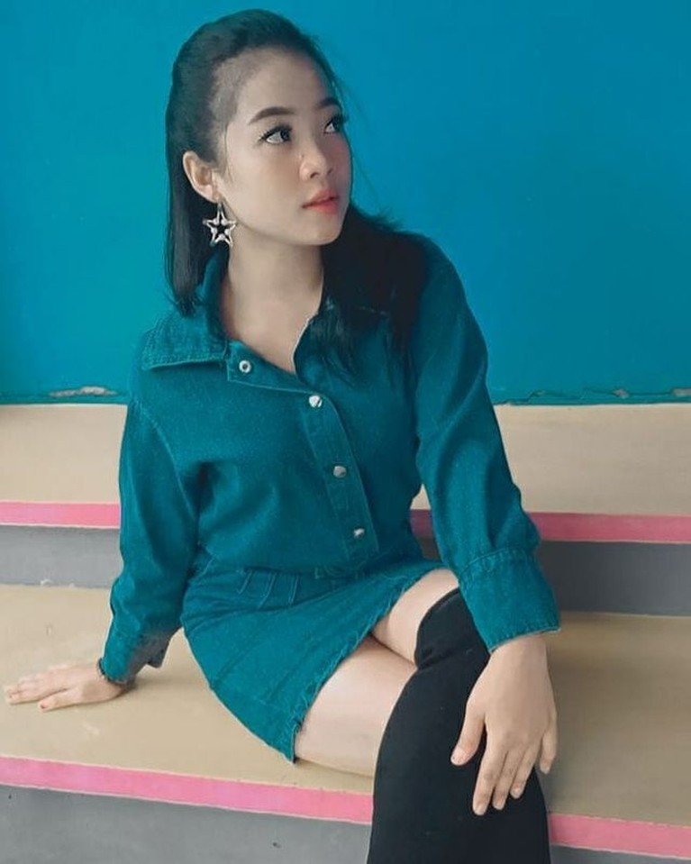 7 Potret Pedangdut Findi Artika Gadis 19 Tahun yang Didekati Nassar Nassar membuat heboh usai kedapatan mendekati gadis yang lebih mudah 15 tahun darinya. Yuk kita intip potret Findi!