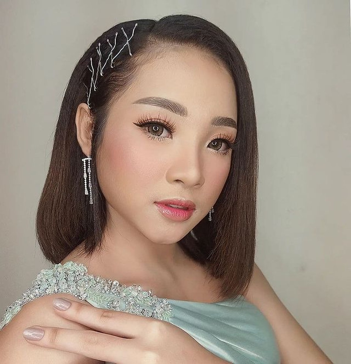 Nassar membuat heboh usai kedapatan mendekati gadis yang lebih mudah 15 tahun darinya&period; Yuk kita intip potret Findi&excl;